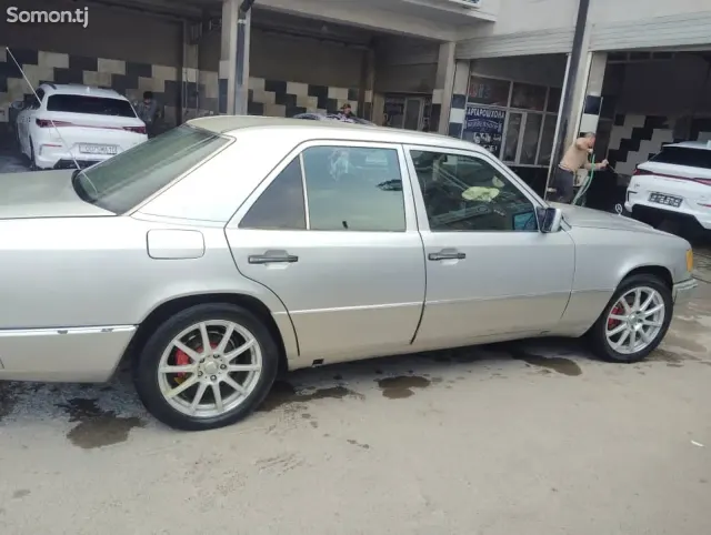 Mercedes-Benz W124 1993 · 2.3 MT
