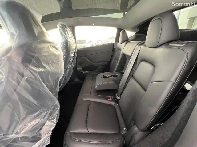 Tesla Model Y 2025 · 5.0 AT