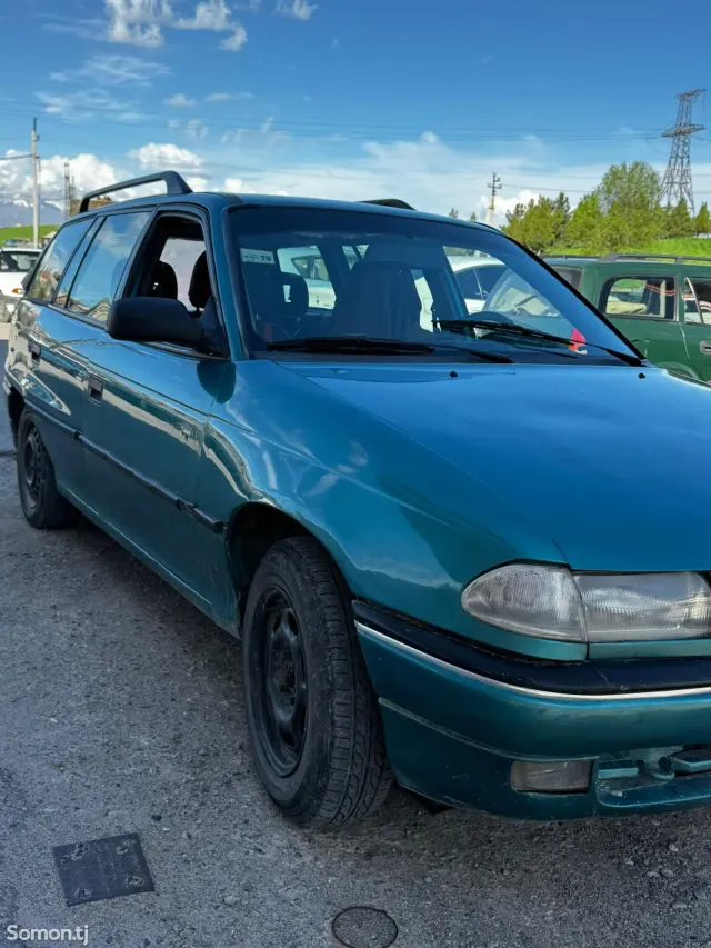 Opel Astra F 1995 · 1.6 MT