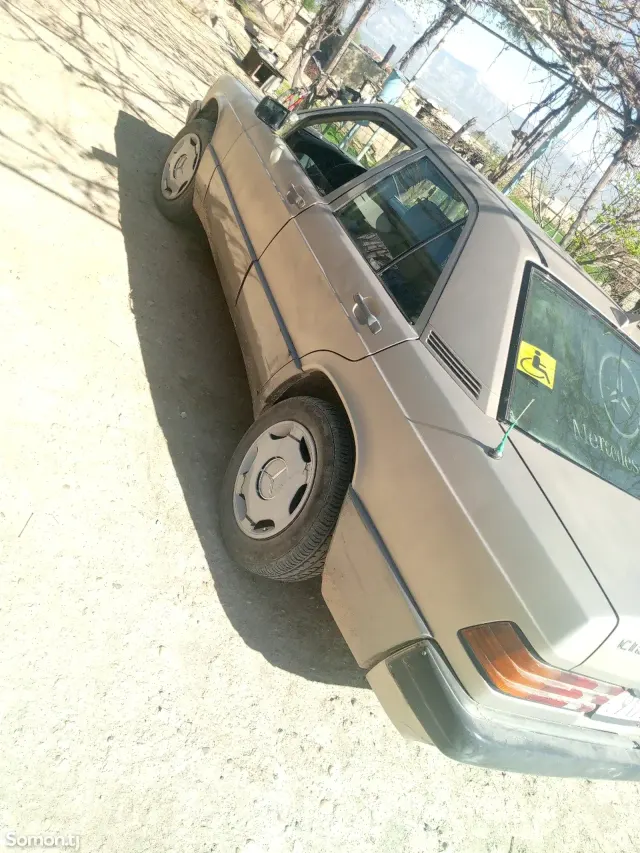 Mercedes-Benz W201 1989 · 2.0 MT
