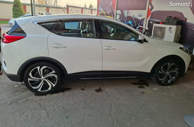 Hongqi E-HS3 2019 · AT