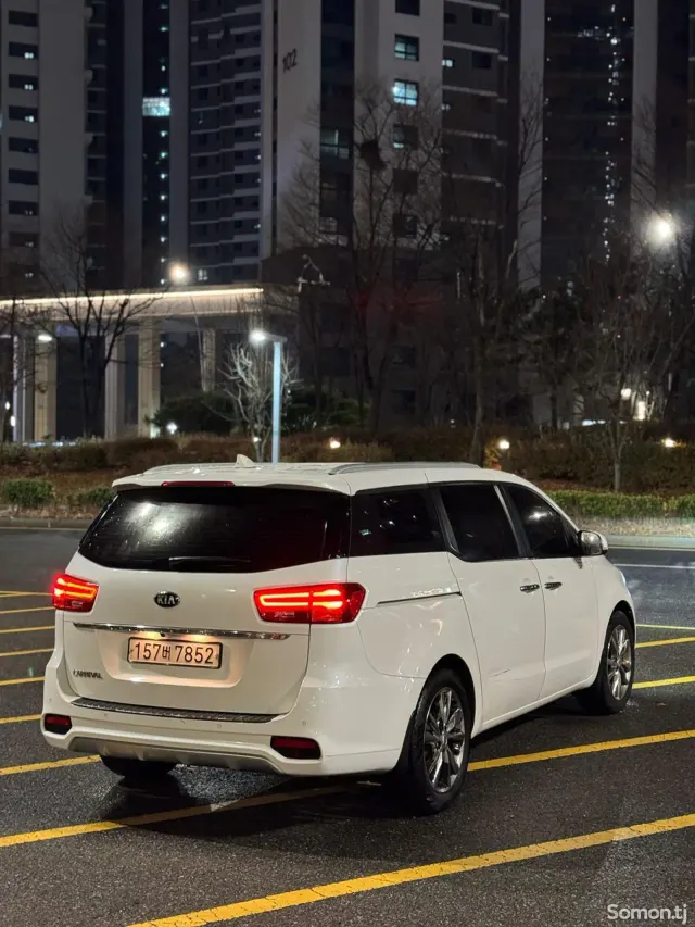 Kia Carnival 2019 · 2.2 AT