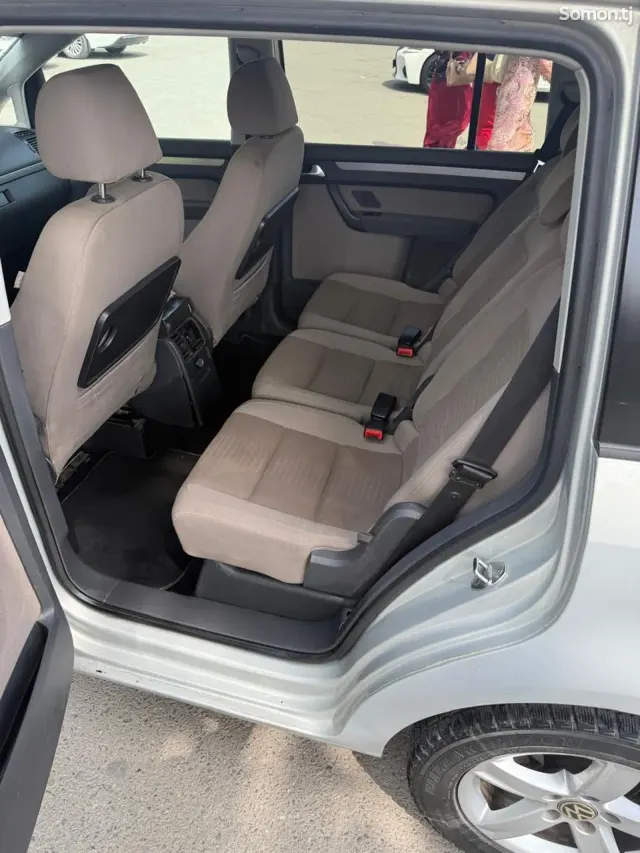 Volkswagen Touran 2009 · 1.9 AT