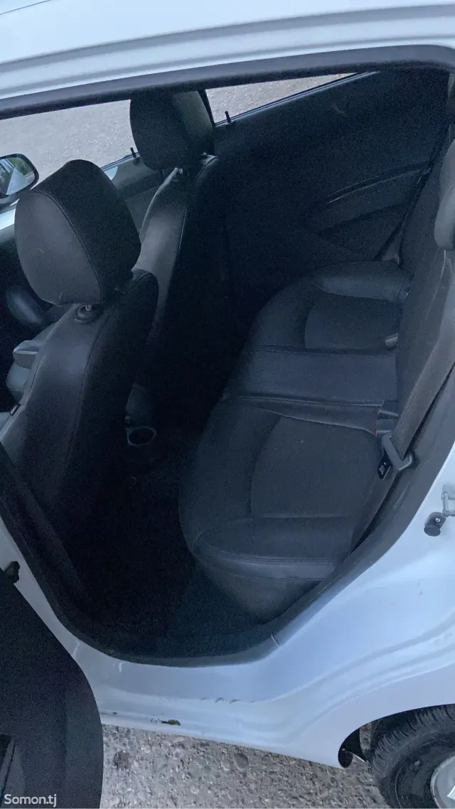 Chevrolet Spark 2015 · 1.0 AT