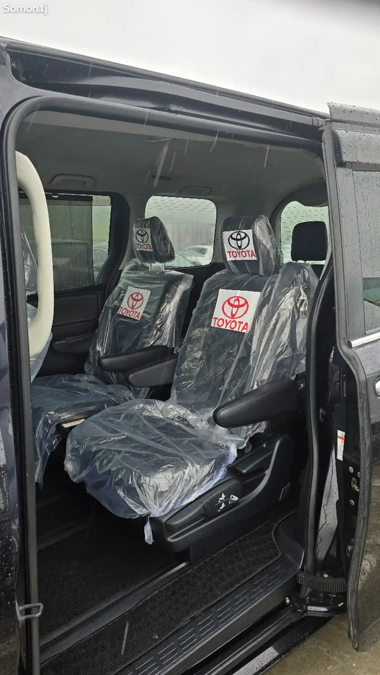 Toyota Voxy 2015 · 1.8 AT