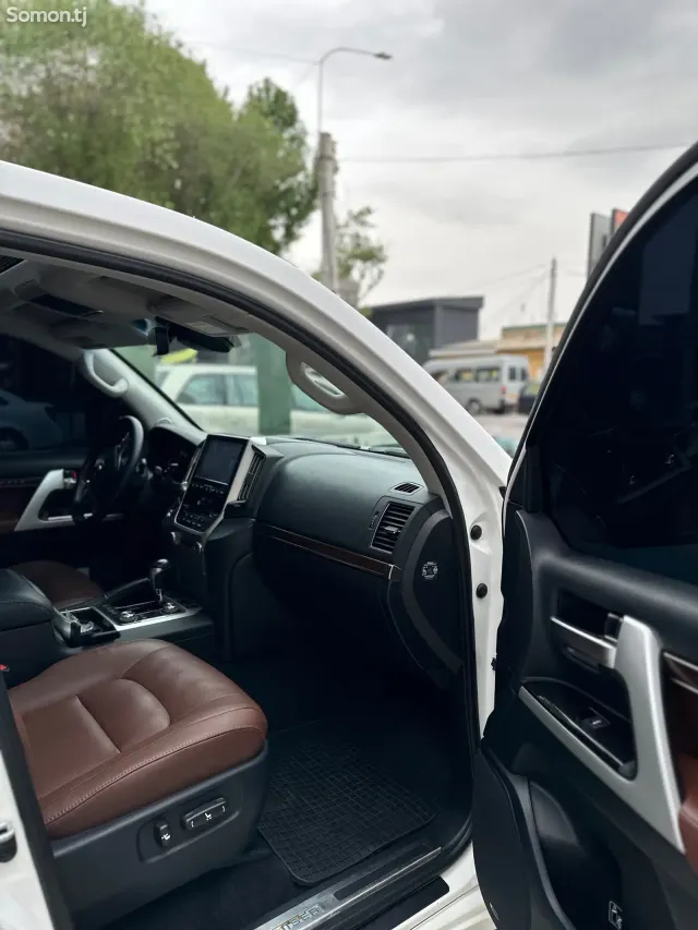 Toyota Land Cruiser 2018 · 4.6 AT