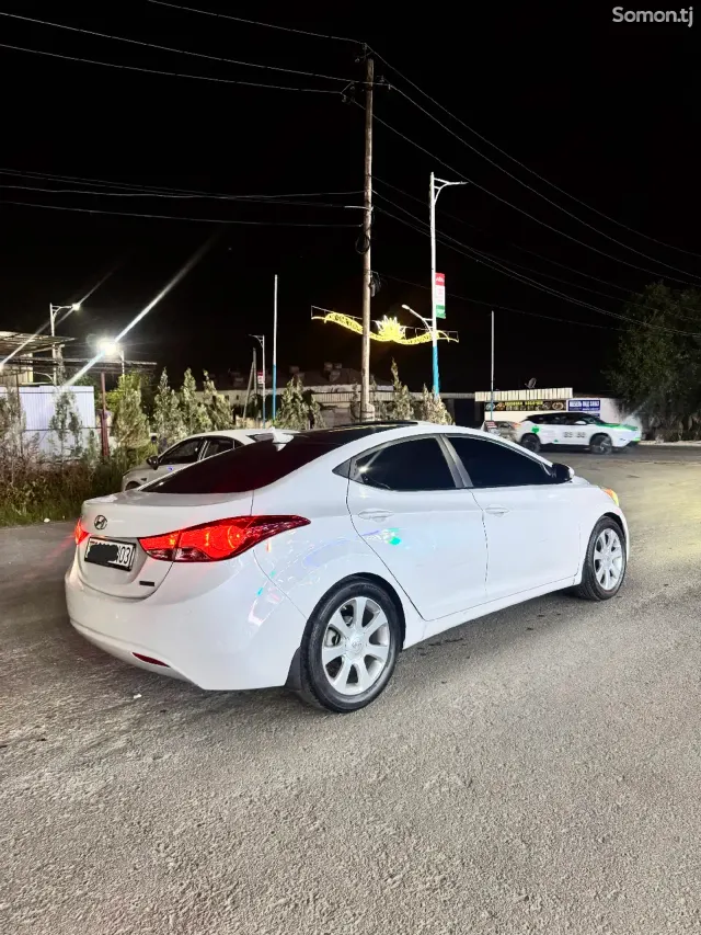 Hyundai Elantra 2013 · 2.0 AT