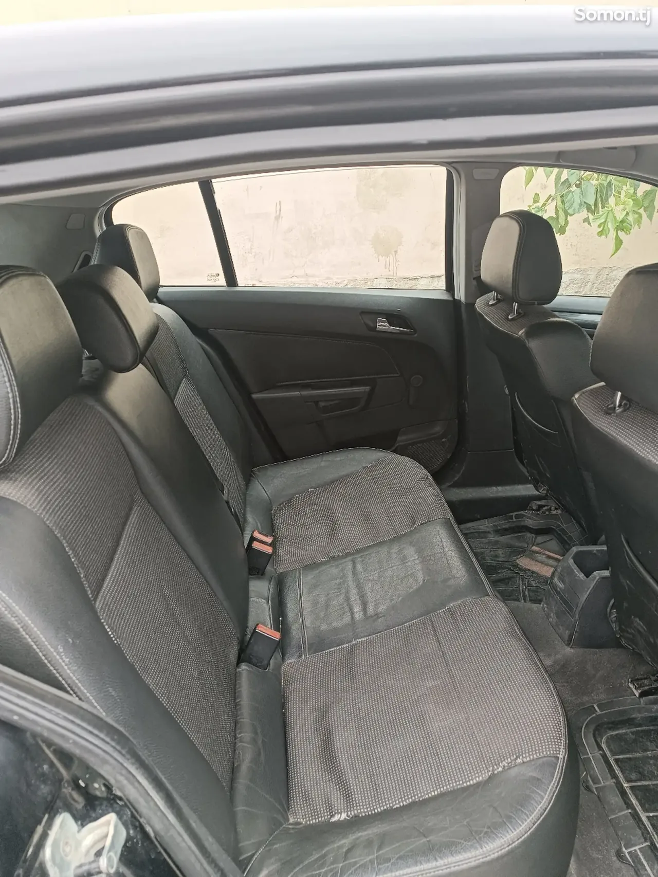 Opel Astra H 2004 · 1.6 MT
