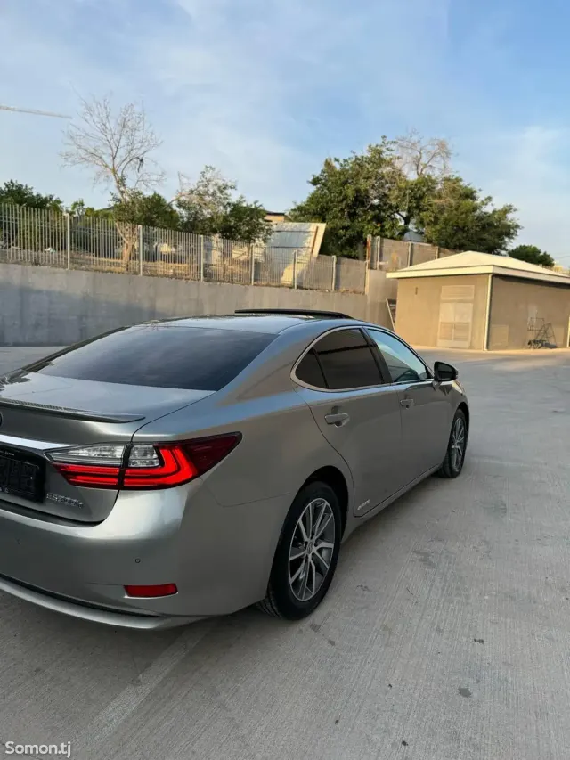 Lexus ES series 2016 · 2.5 AT