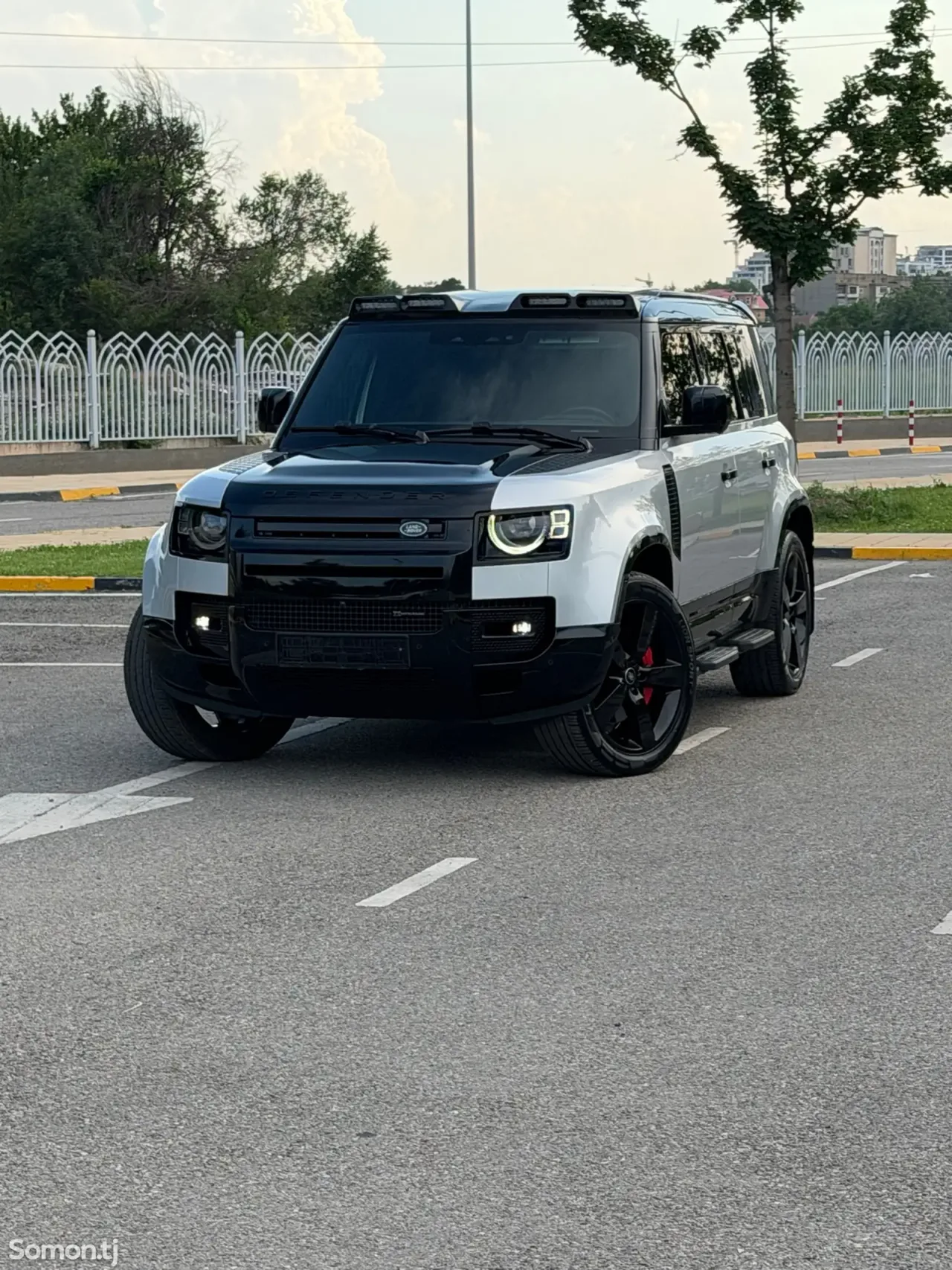 Land Rover Defender 2023 · 3.0 AT