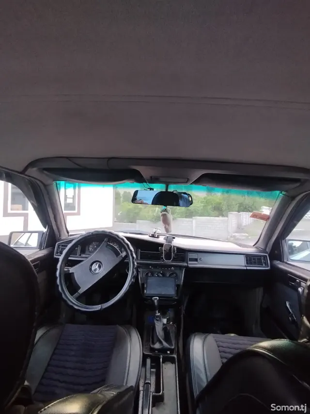 Mercedes-Benz W201 1986 · 2.0 MT