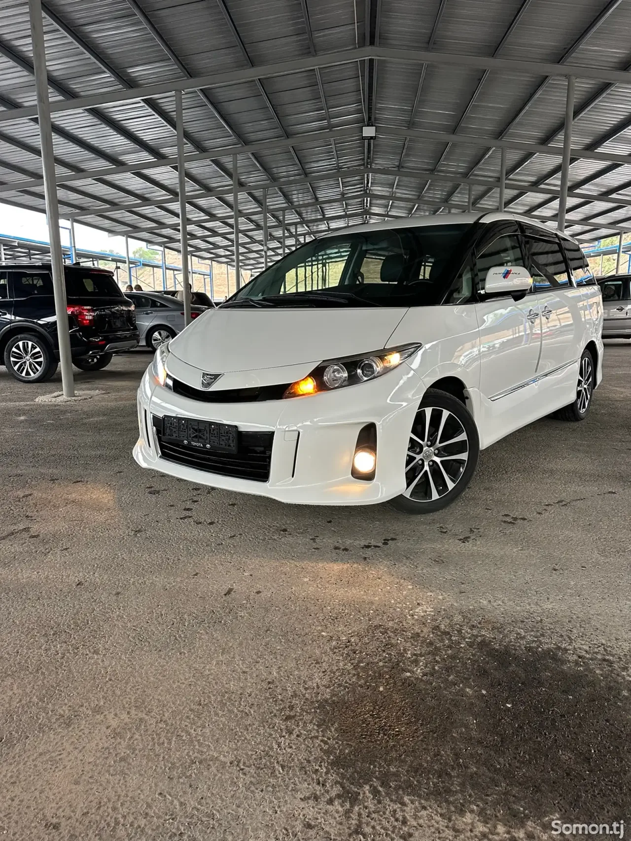 Toyota Estima 2016 · 2.4 AT