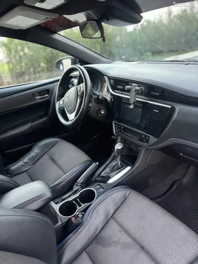 Toyota Camry 2017 · 1.8 AT