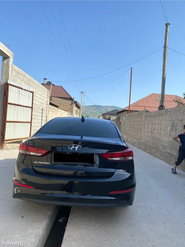 Hyundai Elantra 2018 · 2.0 AT
