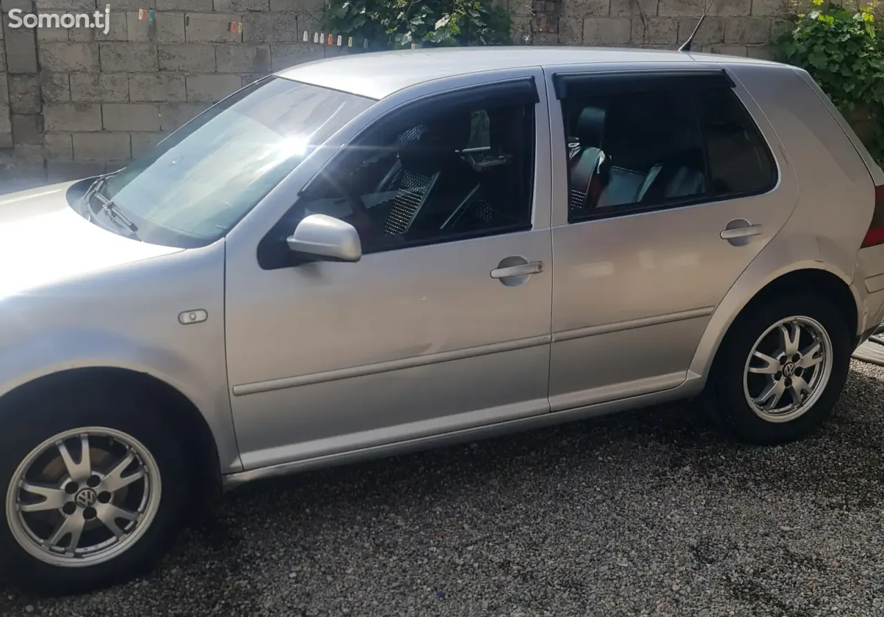 Volkswagen Golf 2003 · 1.6 MT