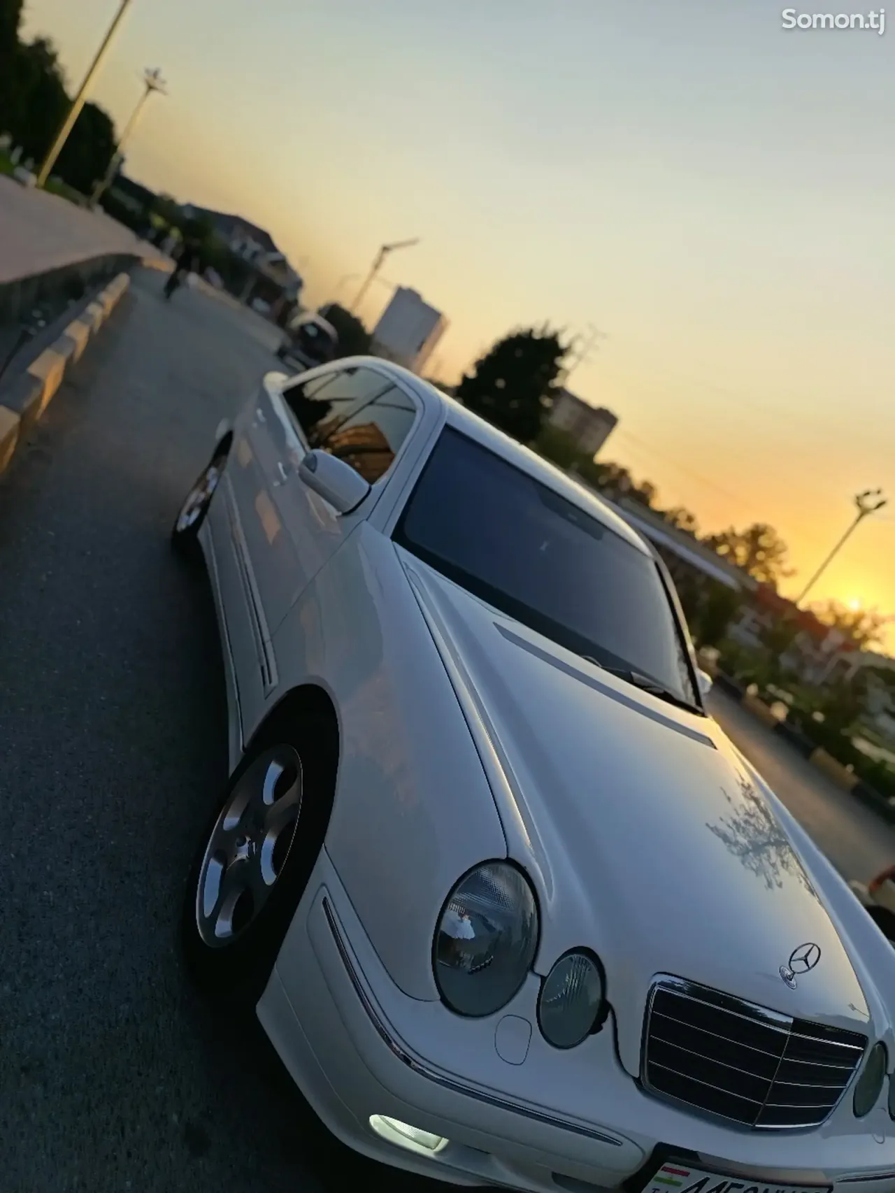 Mercedes-Benz E class 2001 · 3.2 AT