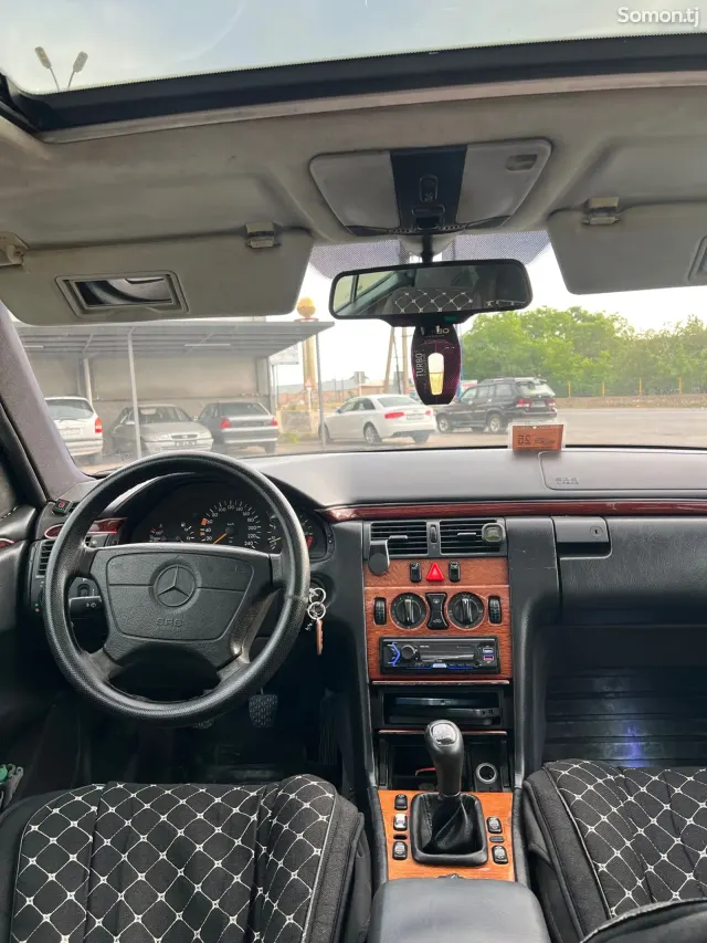 Mercedes-Benz E class 1997 · 2.0 MT