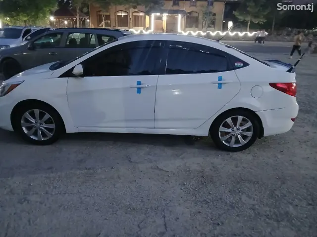Hyundai Accent 2013 · 1.6 AT