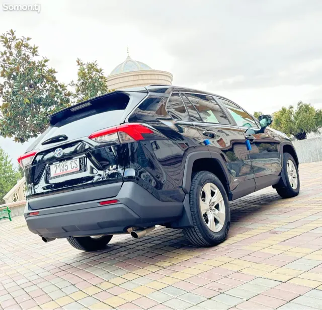 Toyota RAV 4 2021 · 2.5 AT