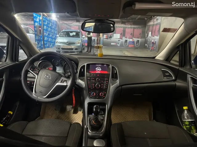 Opel Astra J 2014 · 1.7 MT