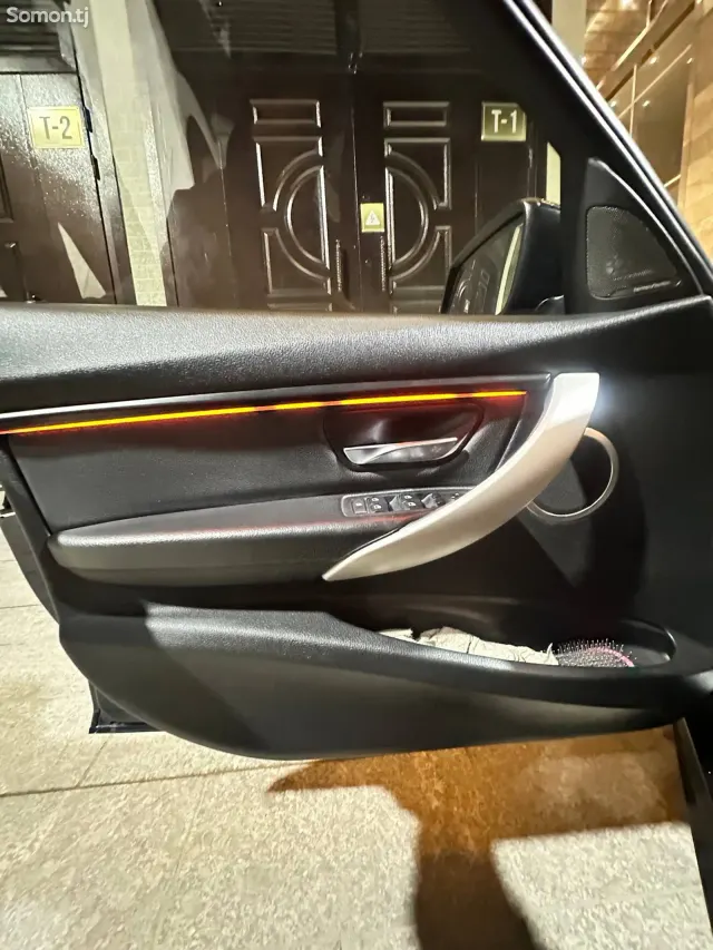 BMW 3 series 2015 · 2.0 AT