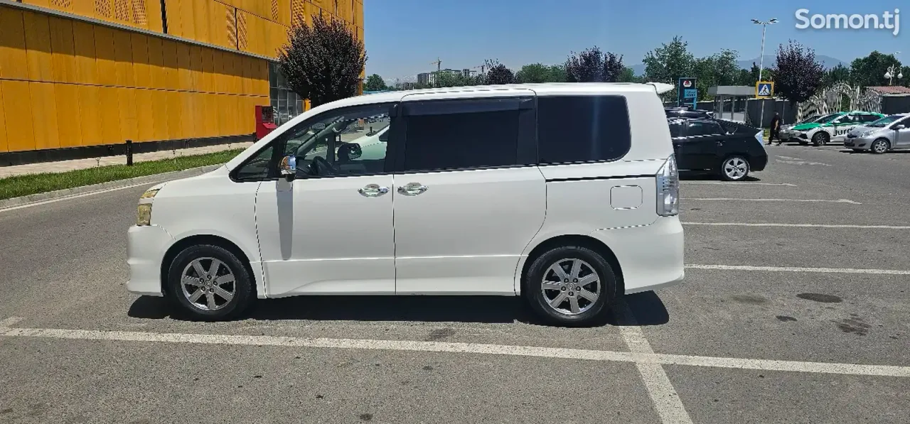 Toyota Voxy 2009 · 2.0 AT