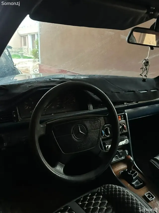 Mercedes-Benz W124 1989 · 2.5 MT