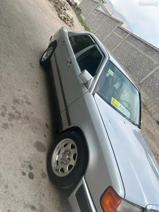 Mercedes-Benz W124 1987 · 2.0 MT