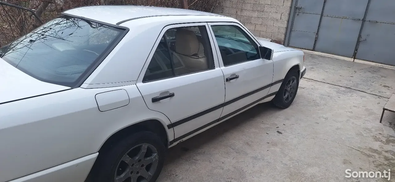 Mercedes-Benz W124 1989 · 2.5 MT