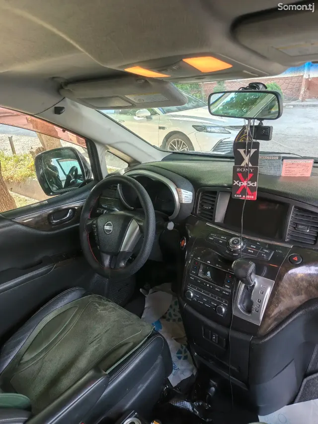 Nissan Elgrand 2011 · AT