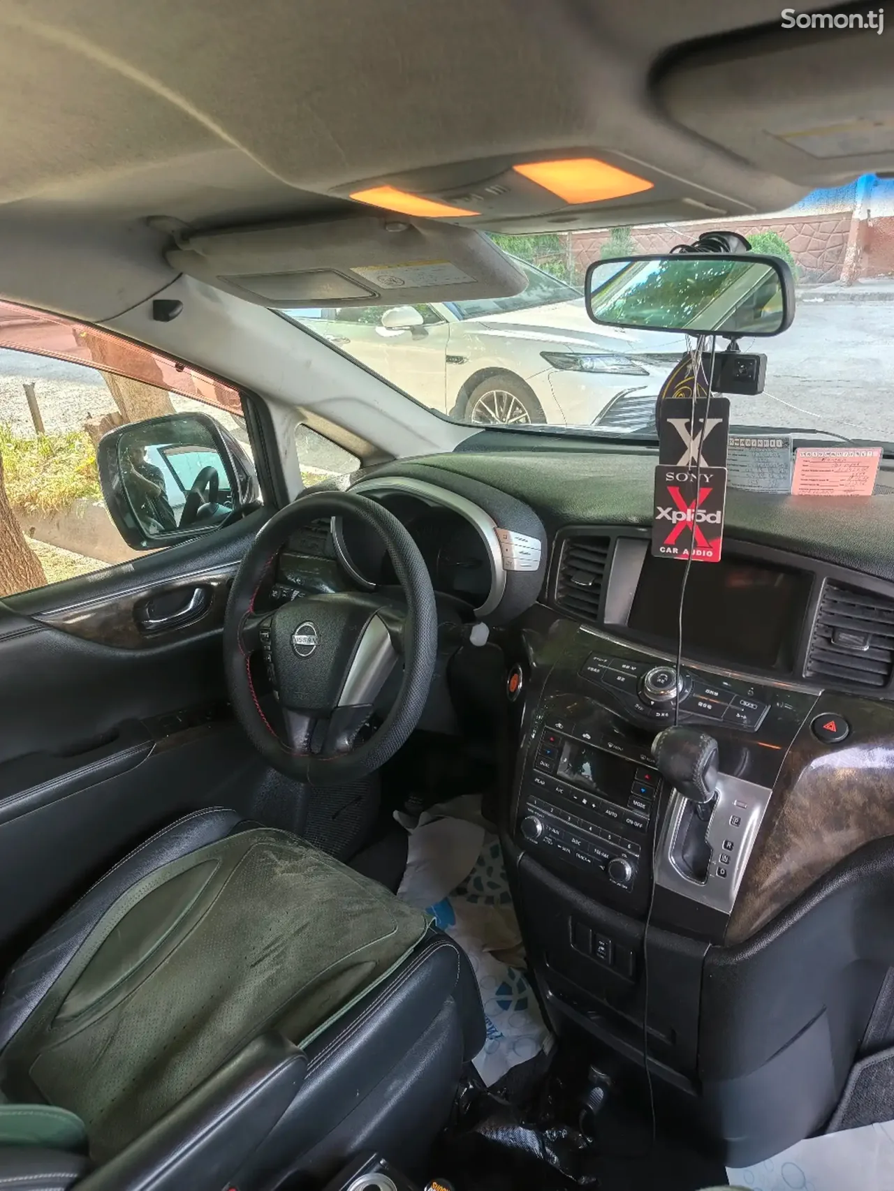 Nissan Elgrand 2011 · AT