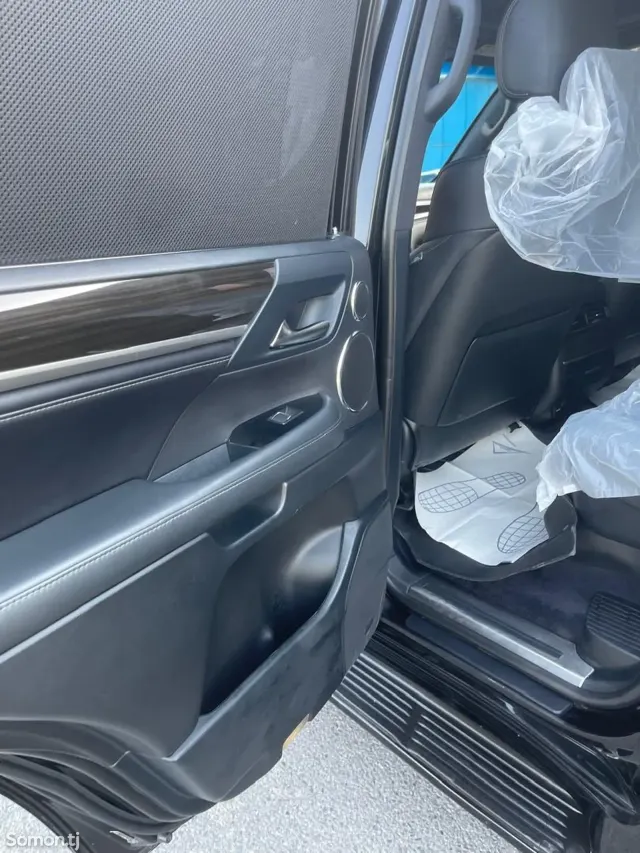Lexus LX series 2018 · 5.7 AT
