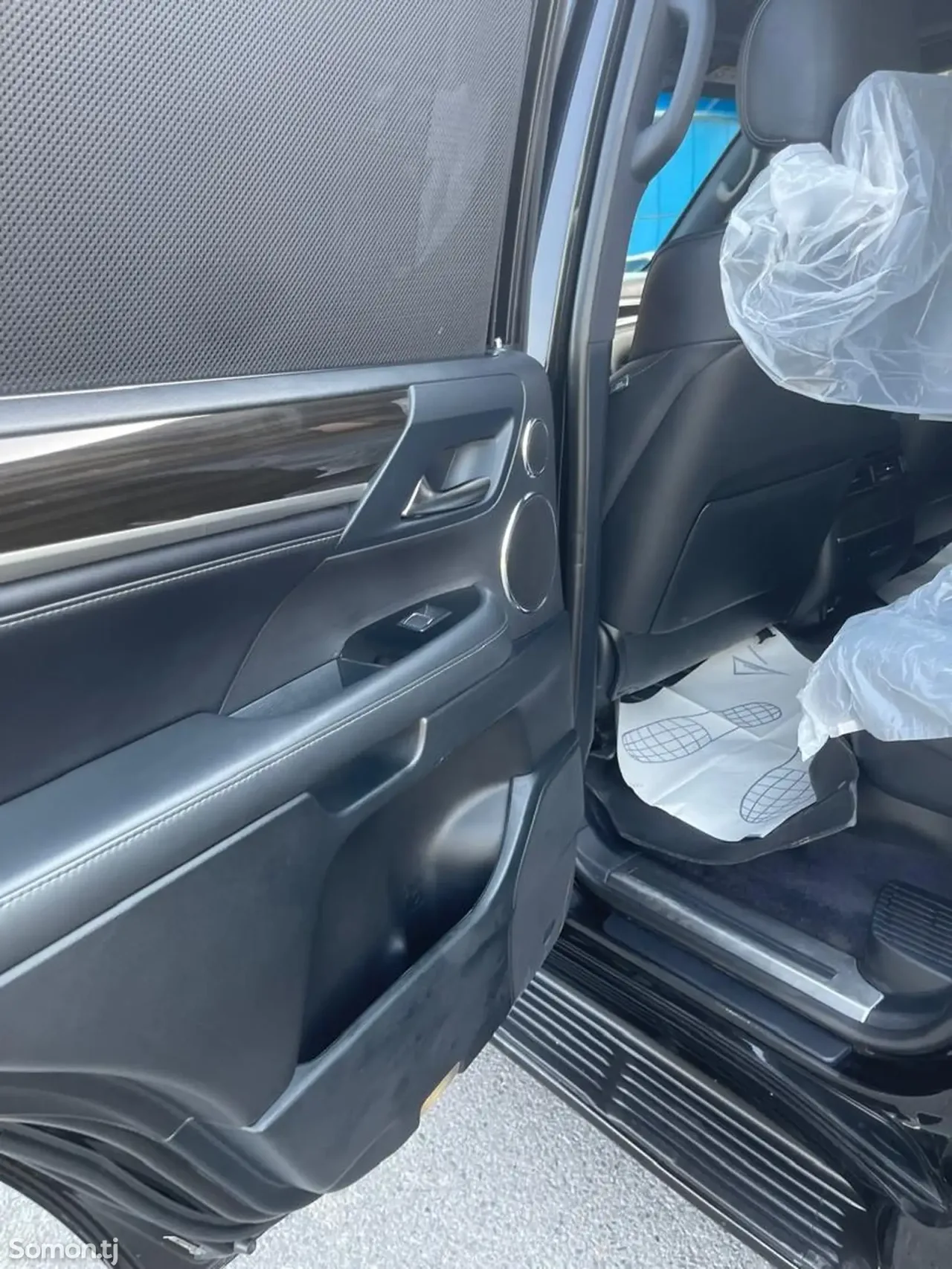 Lexus LX series 2018 · 5.7 AT
