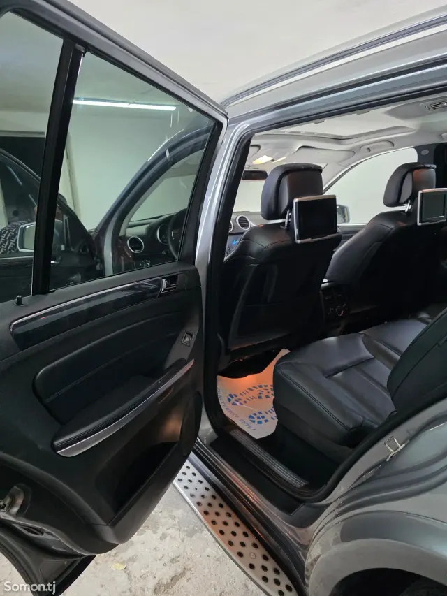 Mercedes-Benz GL class 2011 · 5.0 AT