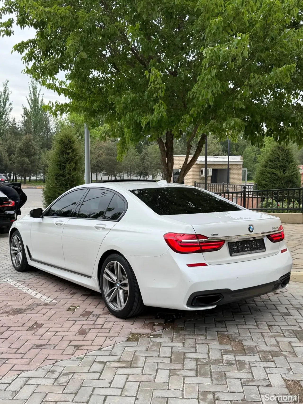 BMW 7 series 2017 · 4.0 AT