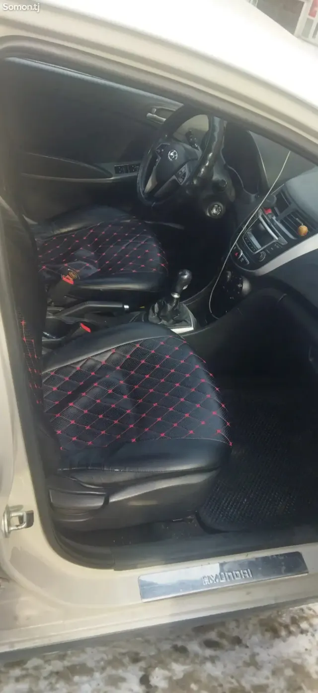 Hyundai Solaris 2015 · 1.6 MT