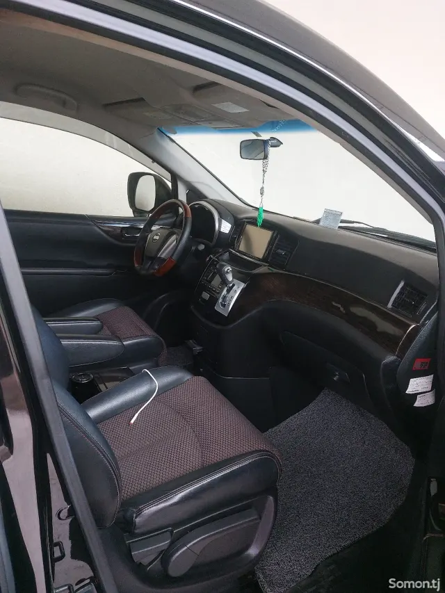 Nissan Elgrand 2014 · 2.5 AT
