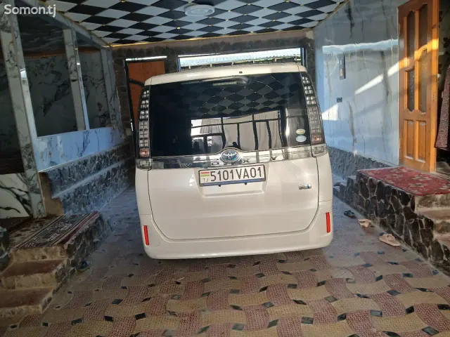 Toyota Voxy 2014 · 1.8 AT