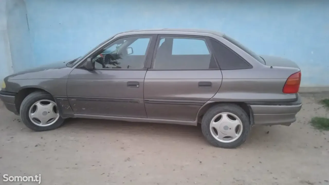 Opel Astra F 1994 · 1.6 MT