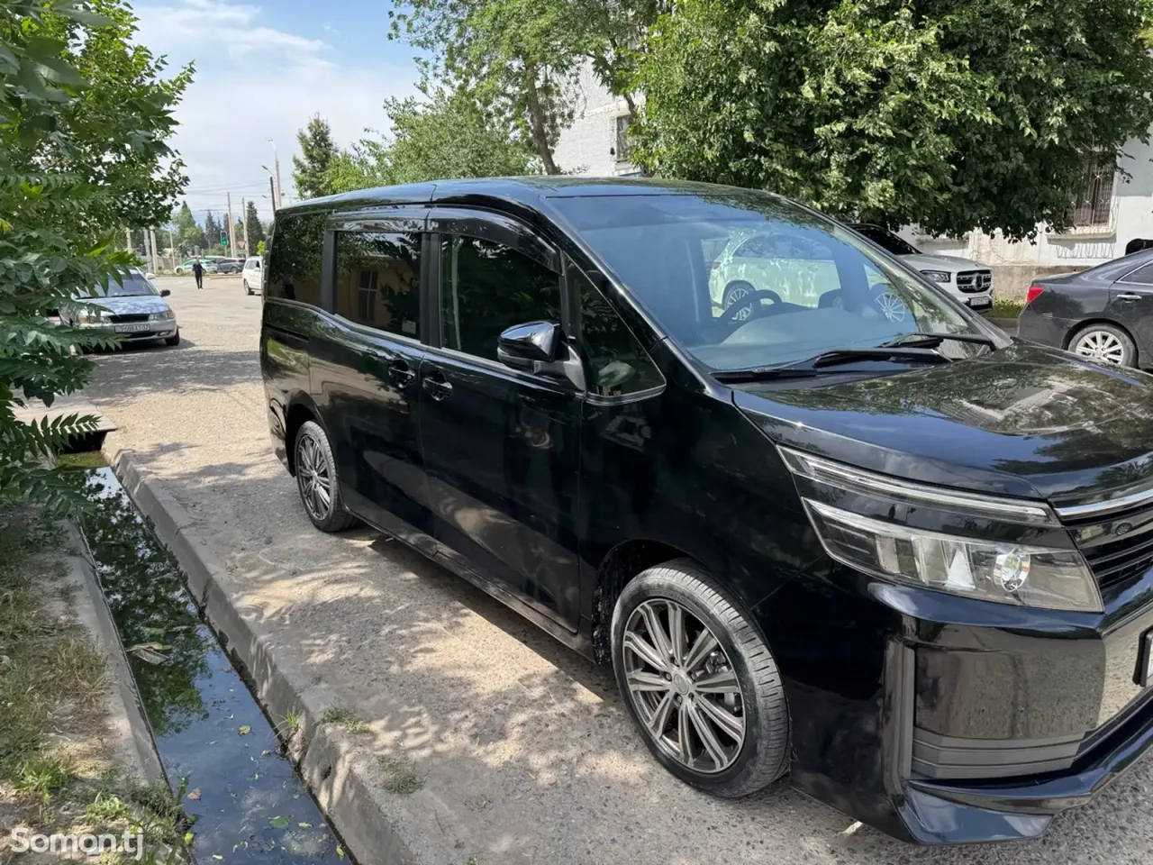 Toyota Voxy 2014 · 2.0 AT