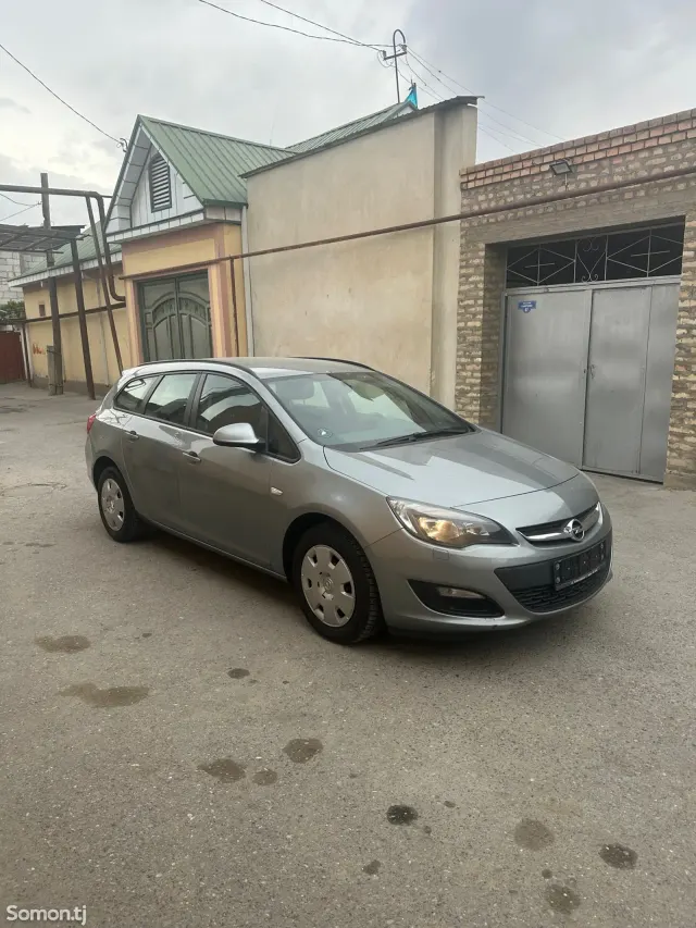 Opel Astra J 2014 · 1.4 MT
