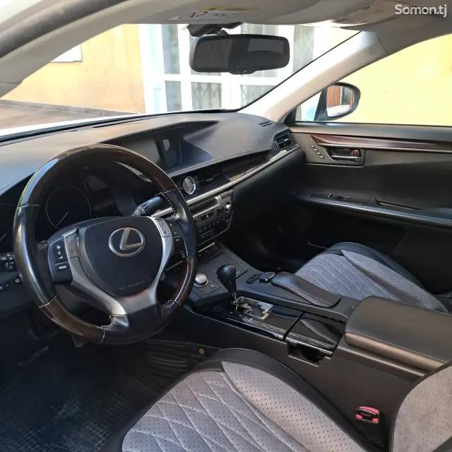 Lexus ES series 2015 · 2.5 AT