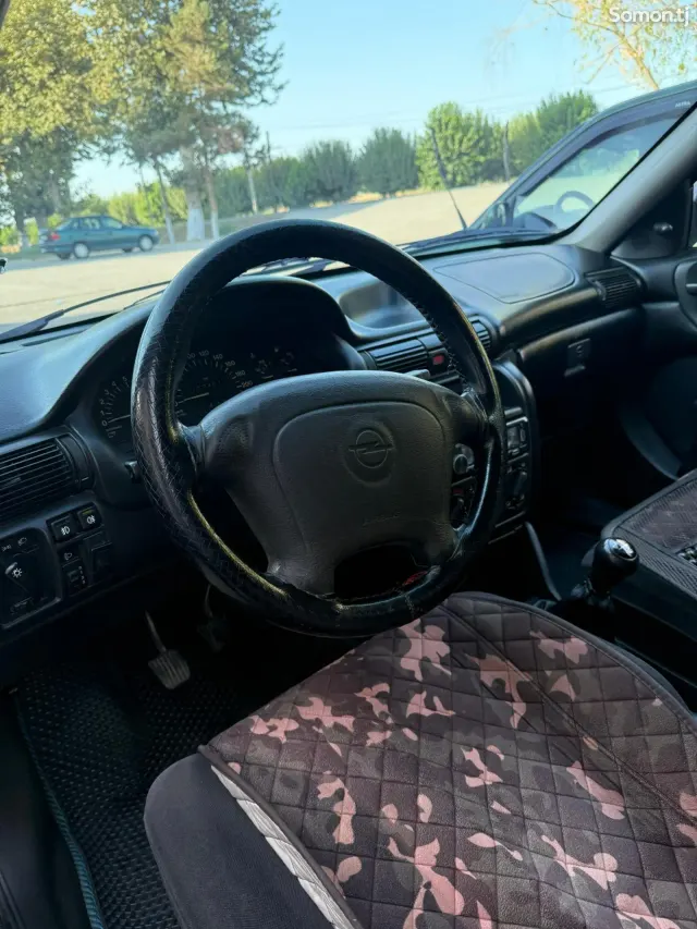 Opel Astra F 1995 · 1.6 MT