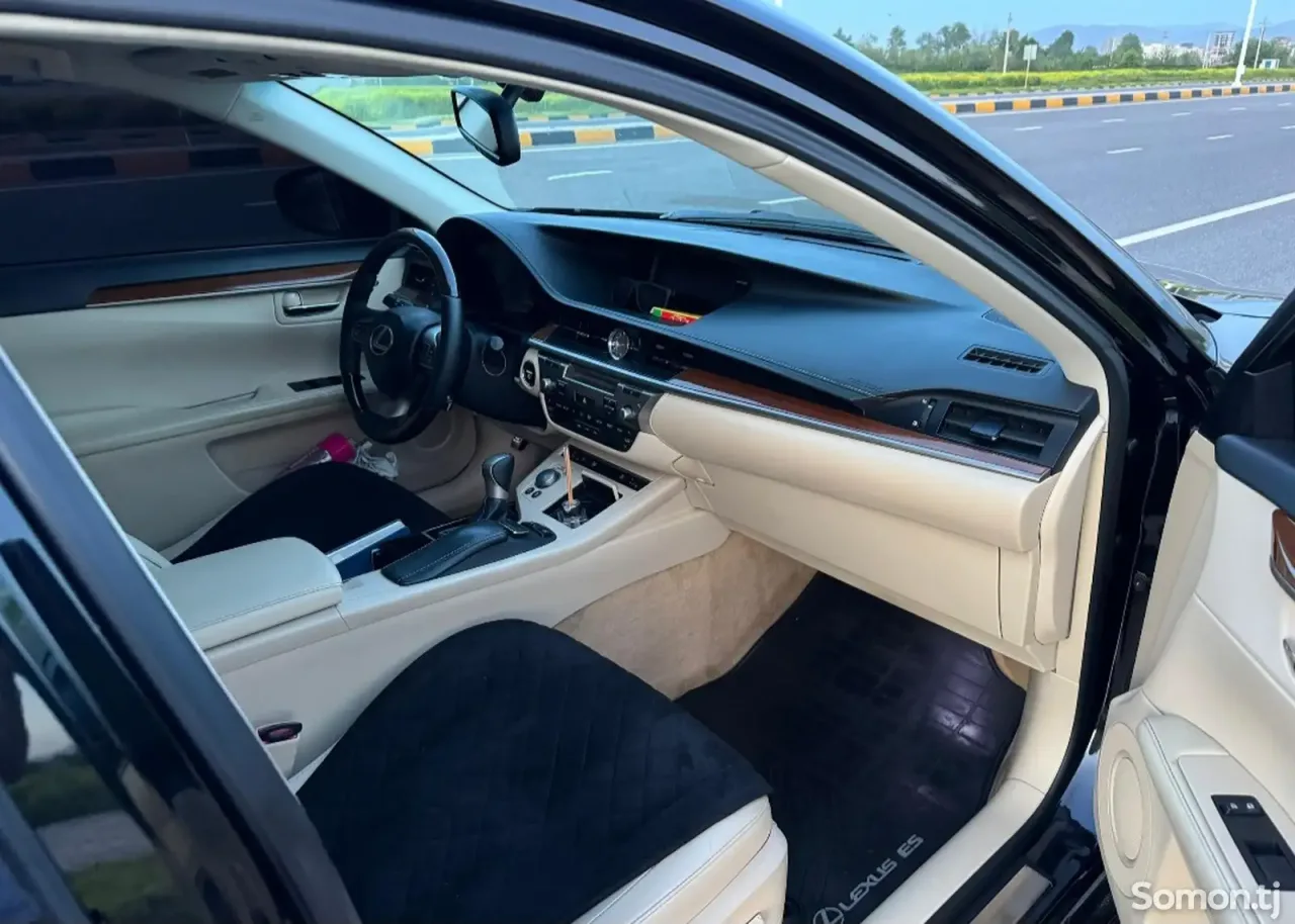 Lexus ES series 2016 · 2.5 AT