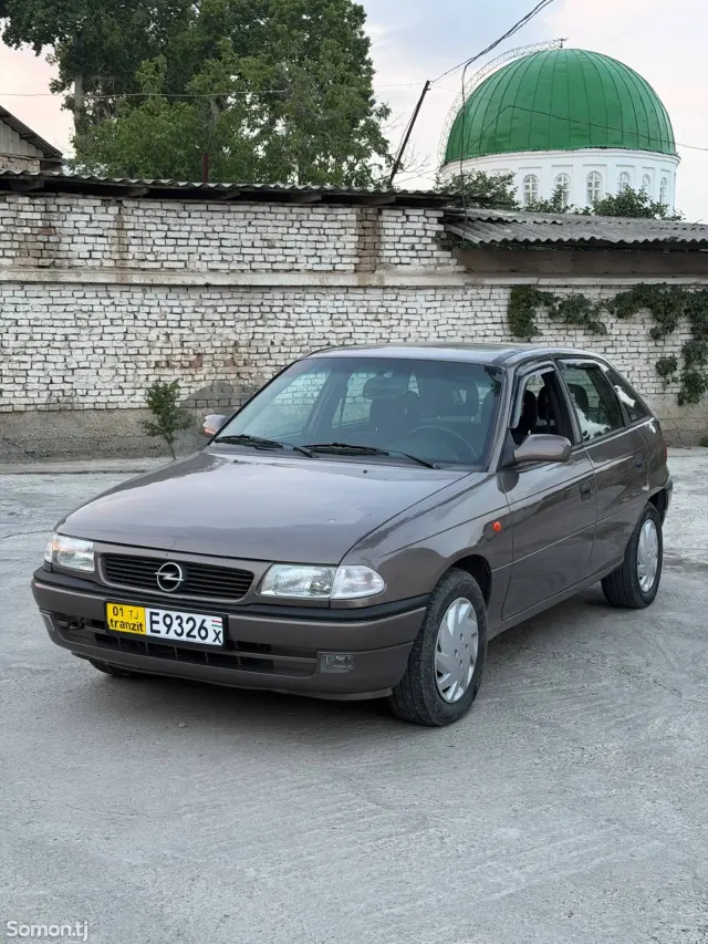 Opel Astra F 1998 · 1.6 MT
