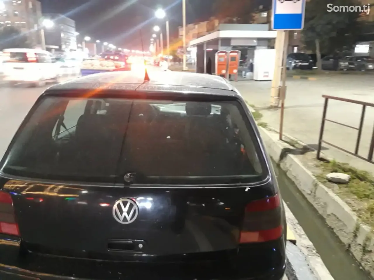 Volkswagen Golf 2002 · 1.6 MT