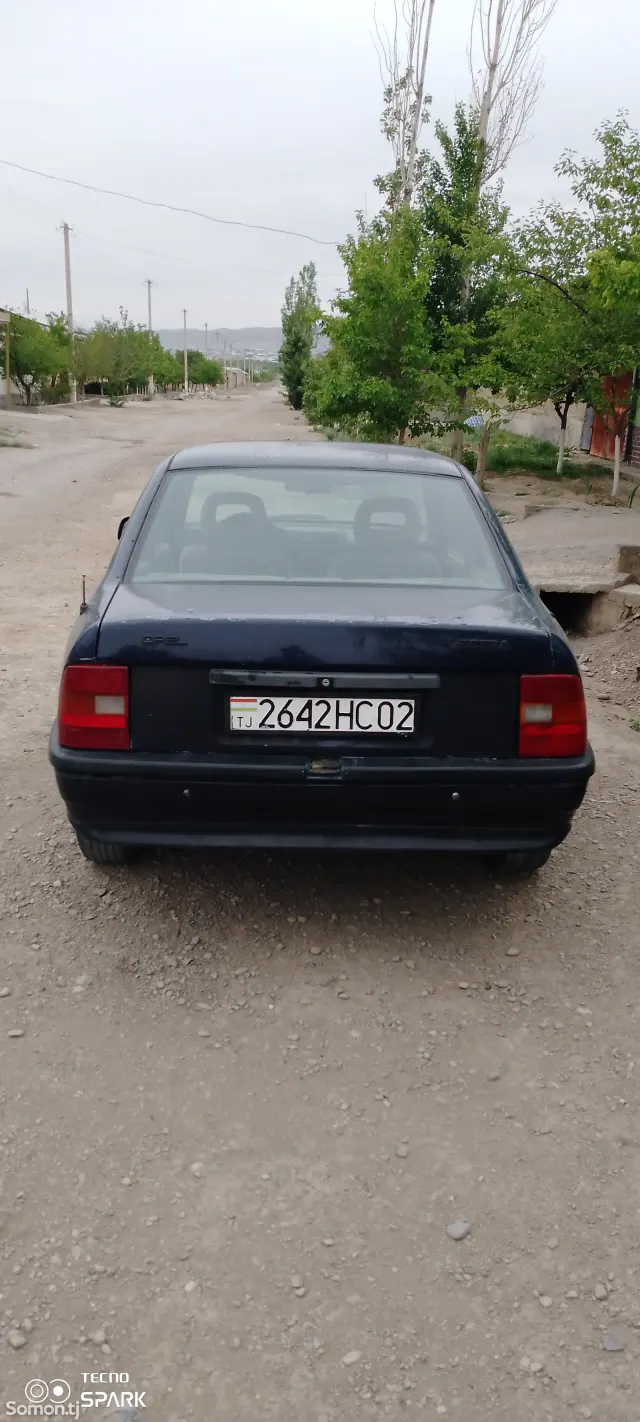 Opel Vectra A 1989 · 1.6 MT