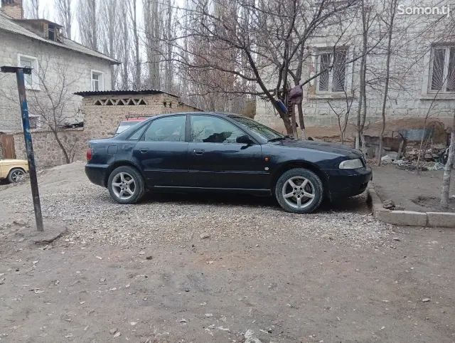 Audi A4 1995 · 1.8 MT