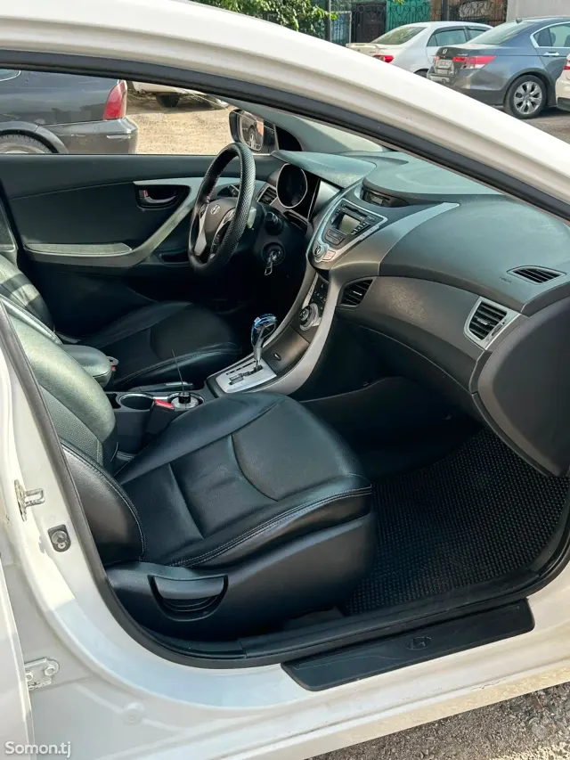 Hyundai Avante 2012 · 1.6 AT