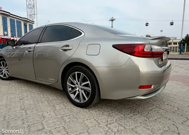 Lexus ES series 2016 · 2.5 AT